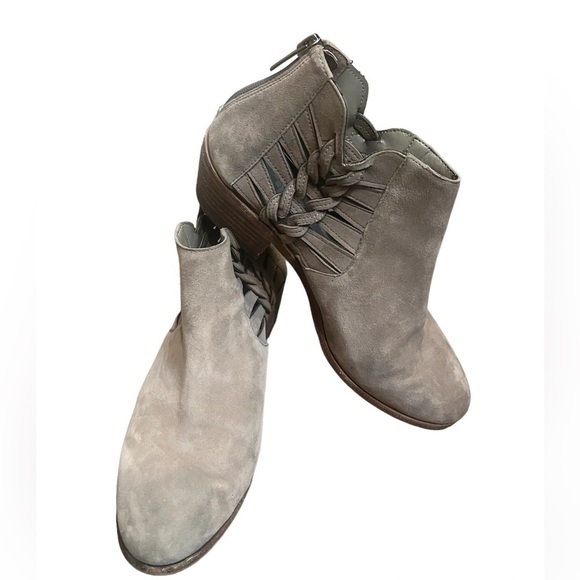 SUEDE VINCE CAMUTO Prestetta Bootie Foxy True Leather Taupe Back Zip SZ 8.5 EUC - Picture 4 of 14